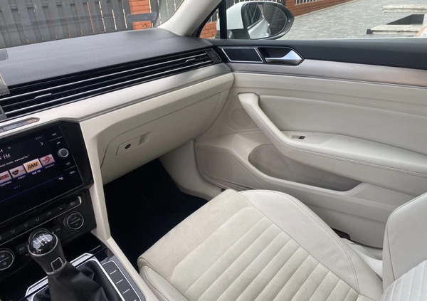 Volkswagen Passat cena 68400 przebieg: 129000, rok produkcji 2017 z Turek małe 596